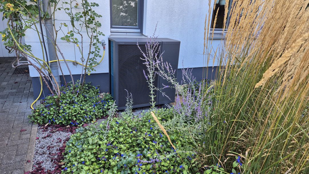 Installierte Wärmepumpe an einem Wohnhaus