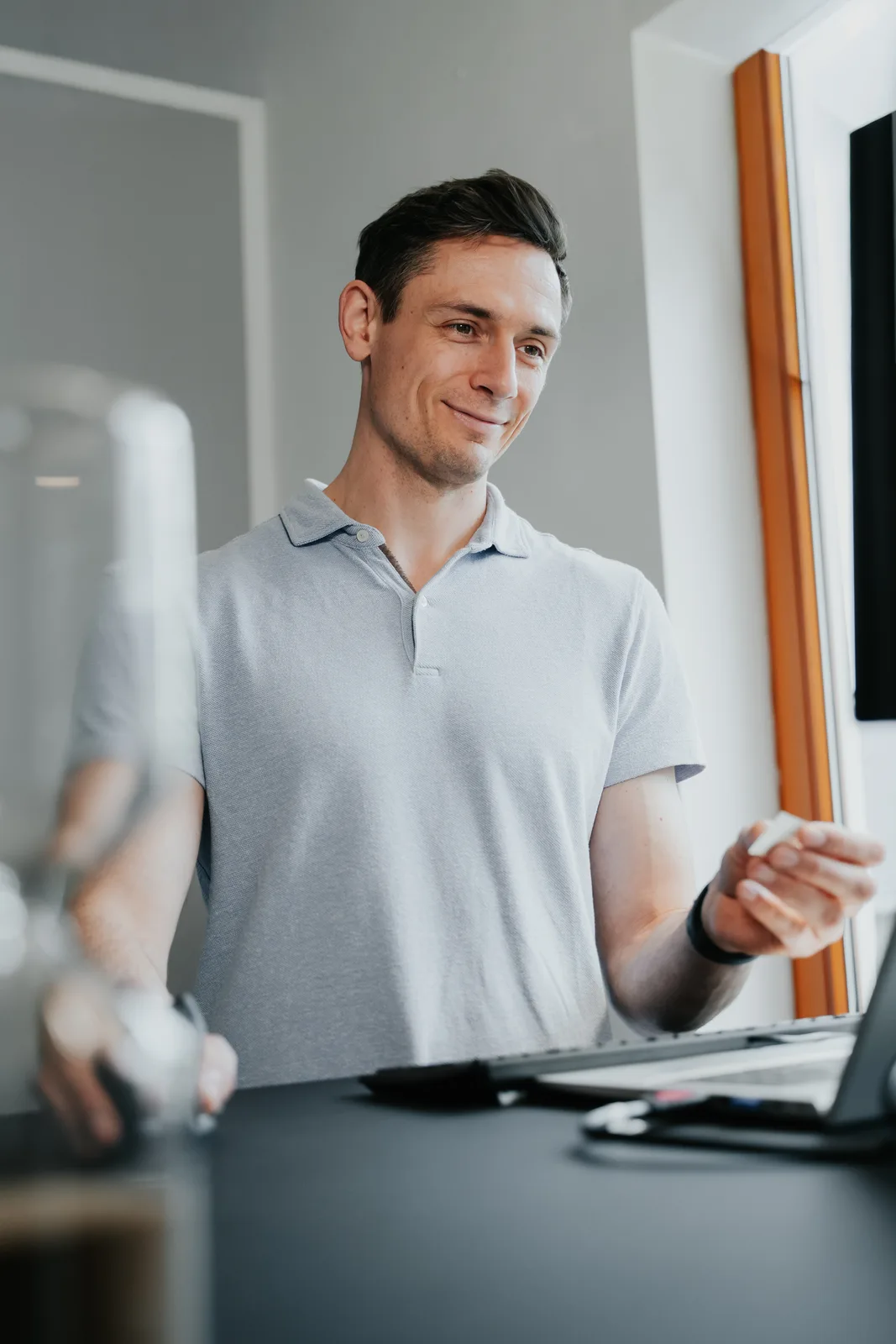 Teammitglied bei der digitalen Projektbetreuung im Kieler Büro