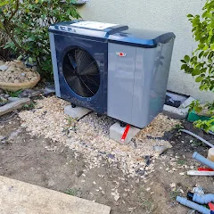 Wolf-Wärmepumpe während der Installation im Garten