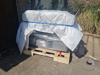 Verpackte Wärmepumpe auf einer Palette für den Transport