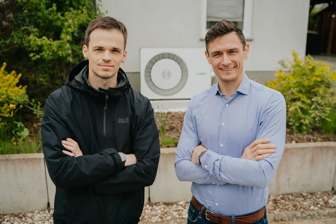 Das 1Klima-Gründerteam vor einer selbst installierten Wärmepumpe