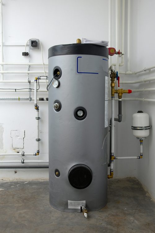 Warmwasserspeicher und Rohrleitungen in einem Heizungskeller