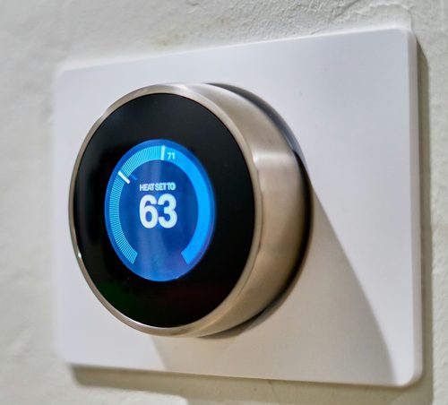 Smartes Thermostat an einer Wand