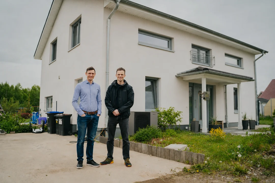 Wärmepumpen-Außeneinheit in der Totale vor einem Wohnhaus